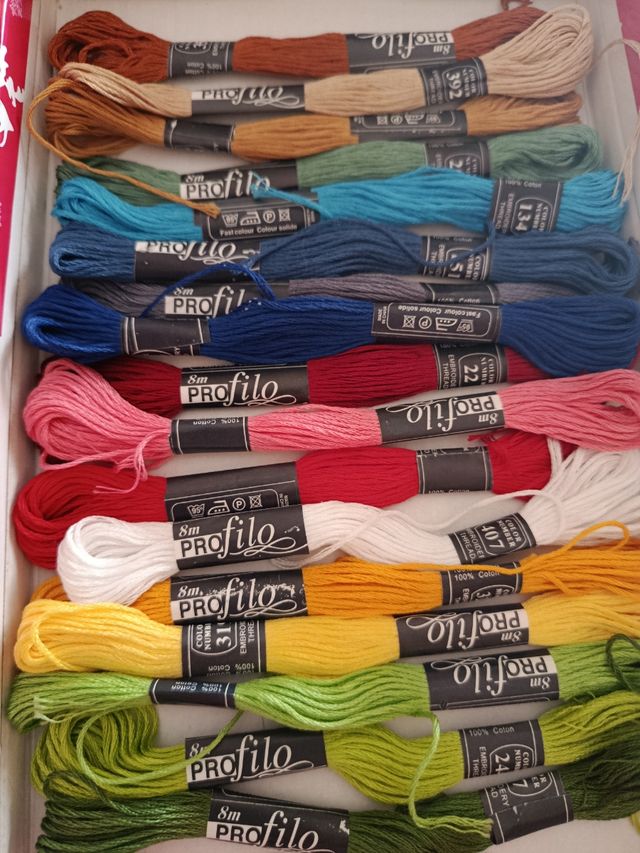 17 Madejas hilo Profilo, nuevas.