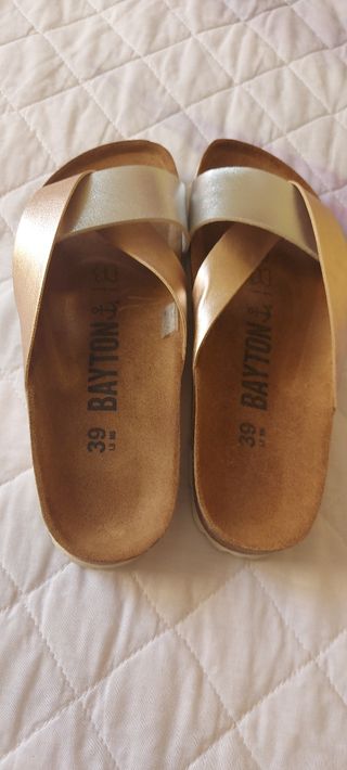 Sandalias Bayton doradas y plateadas