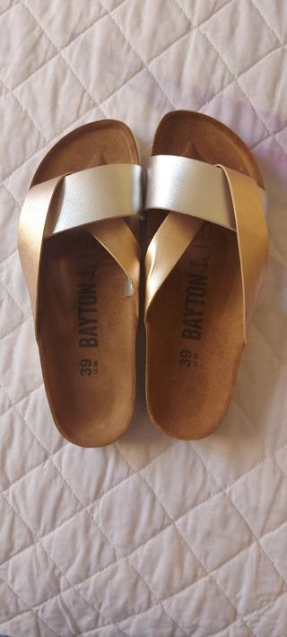 Sandalias Bayton doradas y plateadas