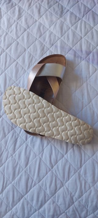 Sandalias Bayton doradas y plateadas