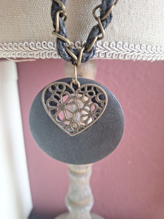 Collar negro con dije