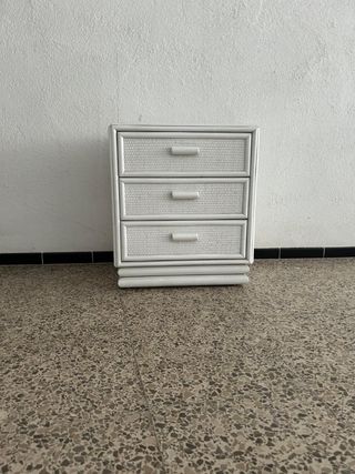 Comodino in vimini bianco
