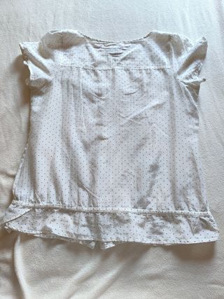 Blusa Tommy Hilfiger blanca y topitos negros.