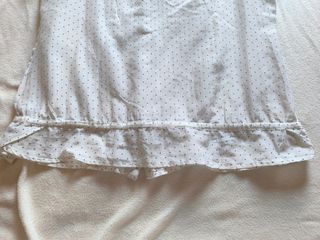 Blusa Tommy Hilfiger blanca y topitos negros.