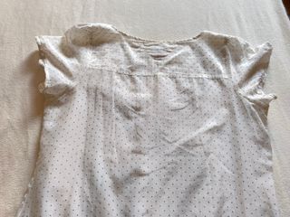 Blusa Tommy Hilfiger blanca y topitos negros.