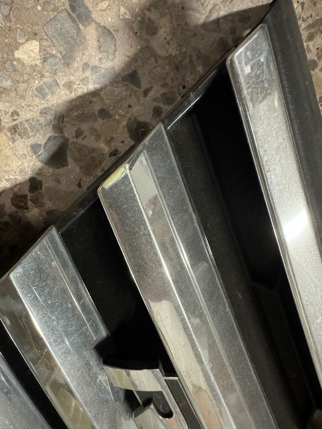 Parrilla VW Touareg II 7P cromada R Line