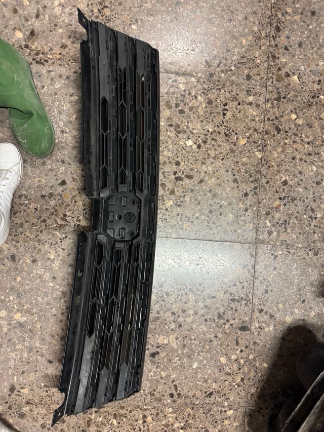 Parrilla VW Touareg II 7P cromada R Line