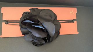Collar negro con flor Nuevo