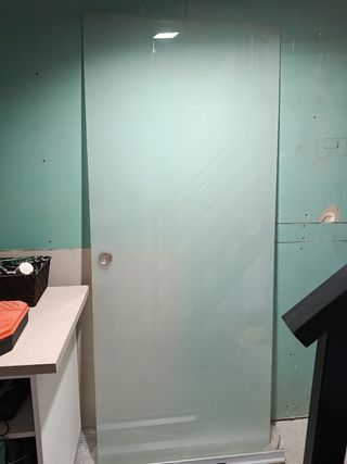 Puerta corredera vidrio esmerilado con uñero.
