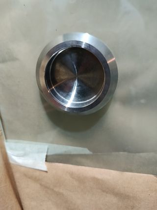 Puerta corredera vidrio esmerilado con uñero.
