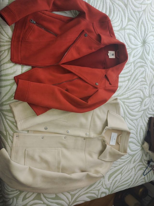 Cazadoras rojas y beige