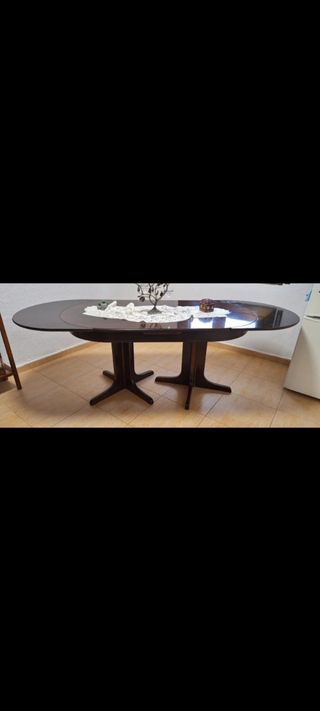 Mesa oval extensible de caoba