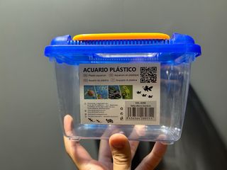 Acuario plástico pequeño para peces