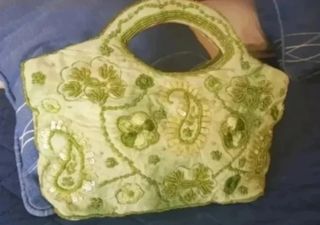 Bolso de mano verde bordado