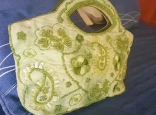Bolso de mano verde bordado