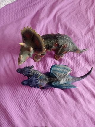 Dinosaurios de Juguete: Triceratops y Dragón de 