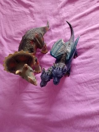 Dinosaurios de Juguete: Triceratops y Dragón de 
