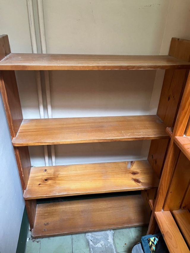 Estantería de madera marrón