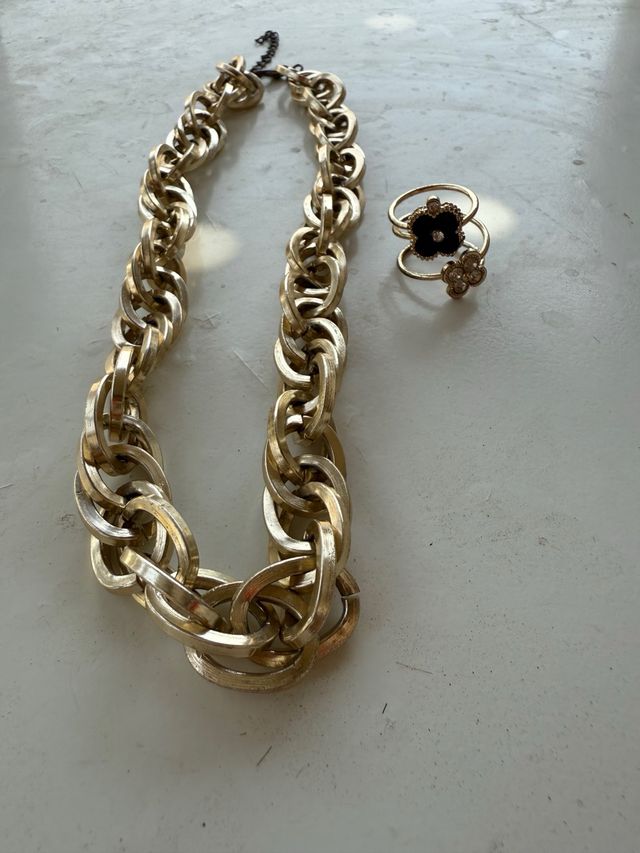 Collar y anillo color dorados
