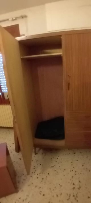 Armario, cómoda y mesita de noche vintage