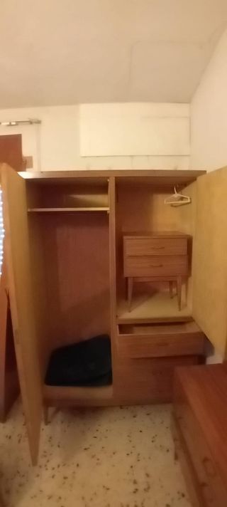 Armario, cómoda y mesita de noche vintage