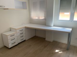 Cama nido + mesa escritorio y estanterías blancas 