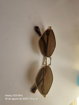 Gafas de sol doradas