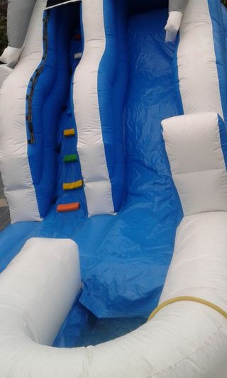 Tobogán con piscina de agua