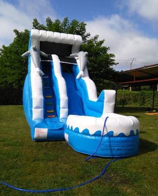 Tobogán con piscina de agua