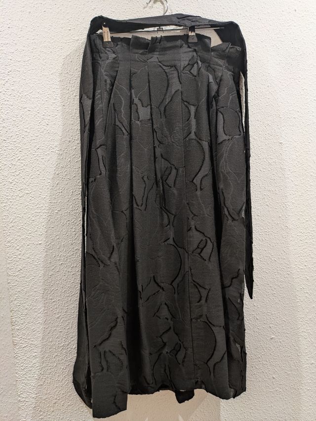 Falda midi negra Massimo Dutti.