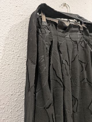 Falda midi negra Massimo Dutti.