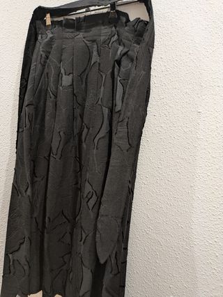 Falda midi negra Massimo Dutti.