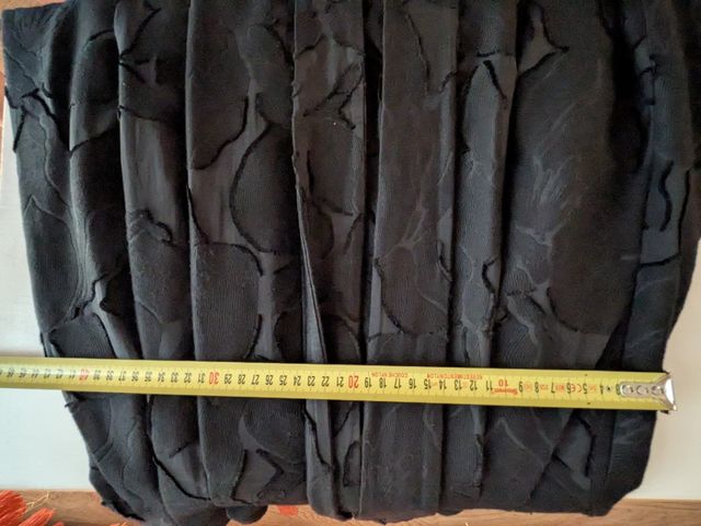 Falda midi negra Massimo Dutti.