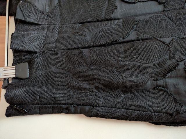 Falda midi negra Massimo Dutti.