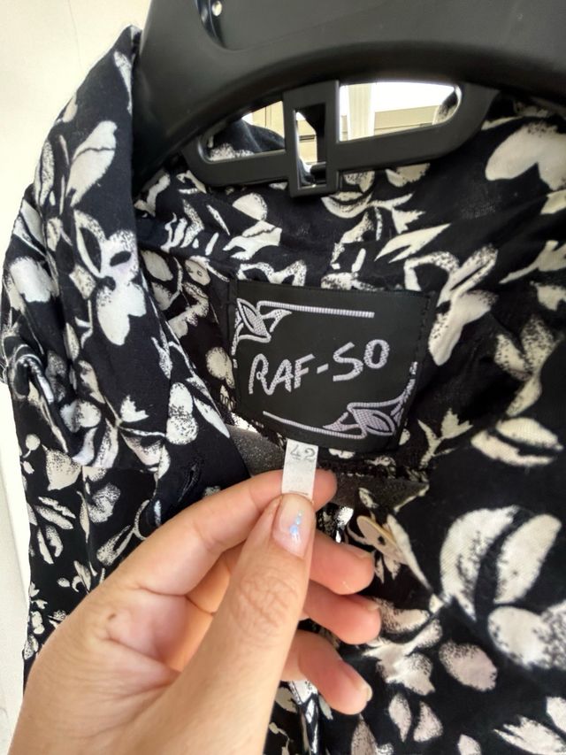 Mono RAF-SO flores negro y blanco