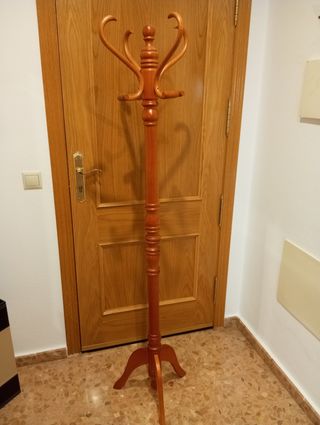 Perchero madera marrón y estanterías.