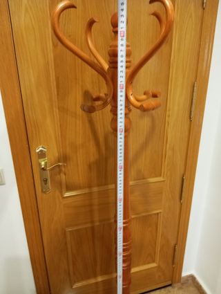 Perchero madera marrón y estanterías.