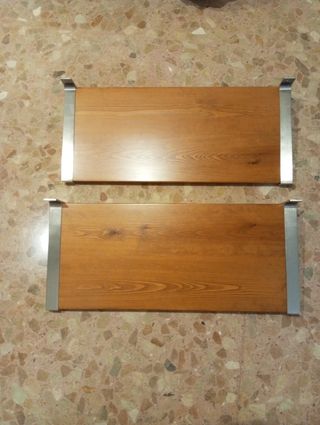 Perchero madera marrón y estanterías.