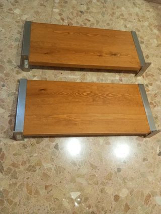 Perchero madera marrón y estanterías.