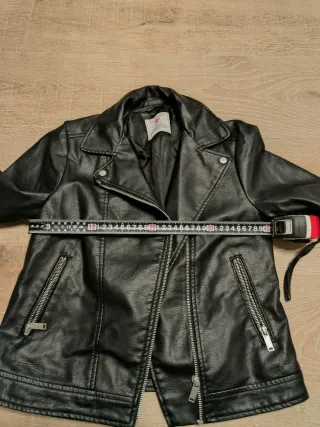 Cazadora negra Primark talla 13-14
