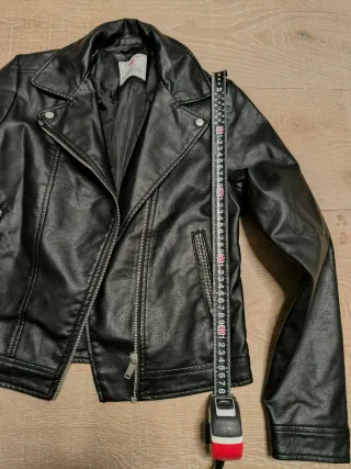 Cazadora negra Primark talla 13-14