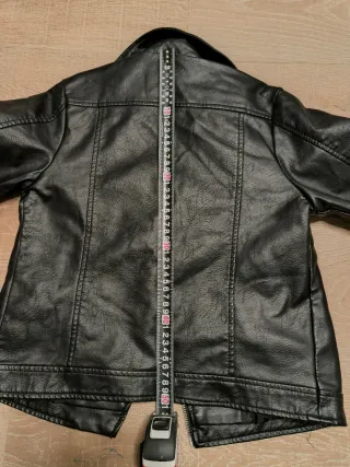 Cazadora negra Primark talla 13-14