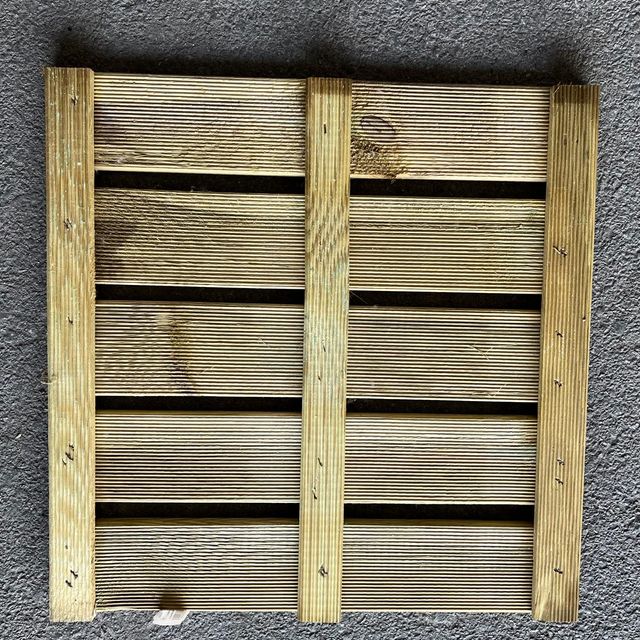 LOSETA de pino madera tratada 50x50x3.5 cm