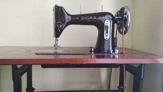 MÁQUINA DE COSER ANRIGUA MARCA SIGMA