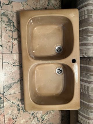 Pila doble marrón de piedra