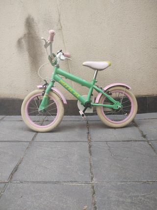 Bicicleta infantil Charm 141 niña con casco