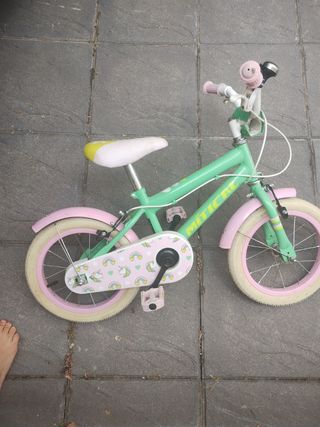 Bicicleta infantil Charm 141 niña con casco
