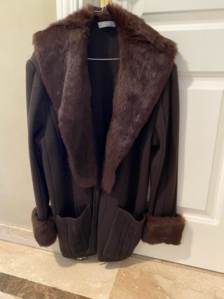 Chaqueta marrón lana pelo en el cuello y mangas