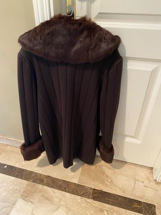 Chaqueta marrón lana pelo en el cuello y mangas