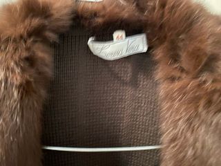 Chaqueta marrón lana pelo en el cuello y mangas